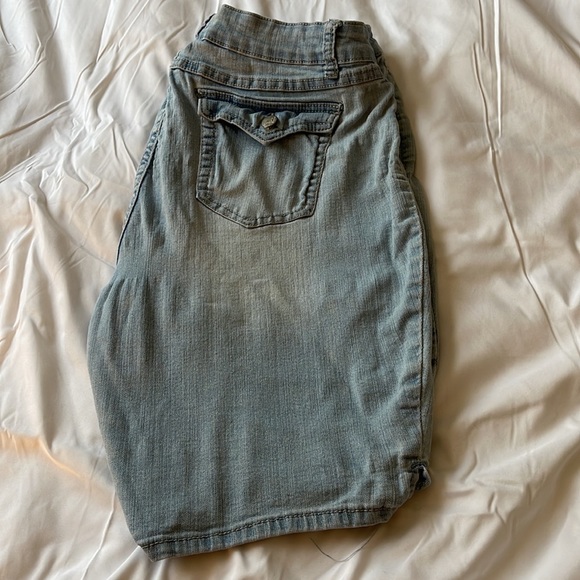 Jean Shorts 16 - Picture 4 of 4